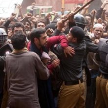 Riz Ahmed coinvolto in una scena di massa in The Reluctant Fundamentalist