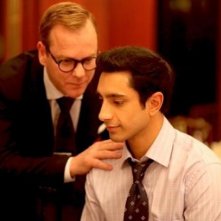 Riz Ahmed e Kiefer Sutherland in una scena di The Reluctant Fundamentalist
