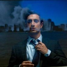 Riz Ahmed guarda fuori dalla finesta in The Reluctant Fundamentalist