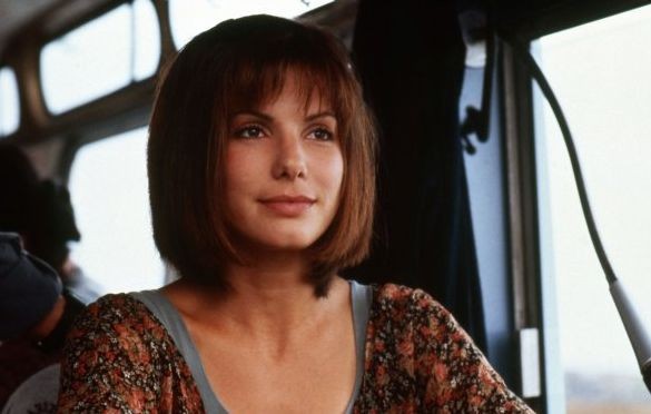 Sandra Bullock al volante dell'autobus in una scena di Speed