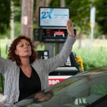 Susan Sarandon alza le mani in una scena di The Company You Keep