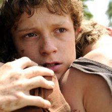Tom Holland abbraccia i fratelli in una scena di The Impossible