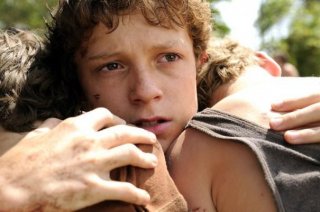 Tom Holland abbraccia i fratelli in una scena di The Impossible