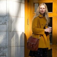 Un'immagine di Brit Marling fuori dalla porta di casa in The Company You Keep