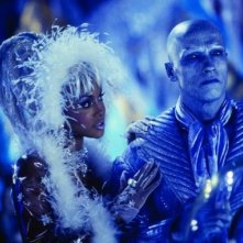 Batman & Robin: Arnold Schwarzenegger e Vivica A. Fox in una scena del film