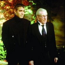 Batman & Robin: George Clooney e Michael Gough in una scena del film