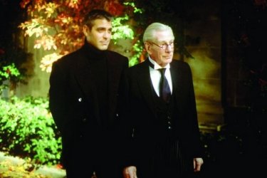 Batman & Robin: George Clooney e Michael Gough in una scena del film