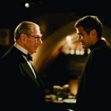 Batman & Robin: George Clooney e Michael Gough nei panni di Bruce Wayne ed Alfred