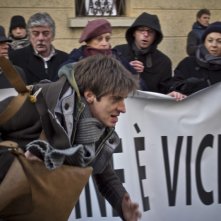 Bella addormentata: Fabrizio Falco in una concitata scena del film