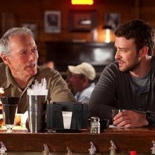 Clint Eastwood e Justin Timberlake bevono insieme in una scena di The Trouble with the Curve