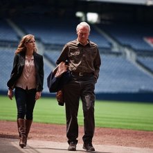 Clint Eastwood ed Amy Adams camminano in un campo di football in una scena di The Trouble with the Curve