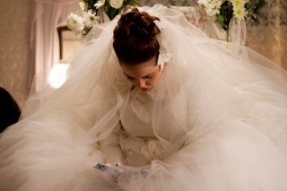 Fill the Void: Hadas Yaron in abito da sposa in una scena tratta dal film