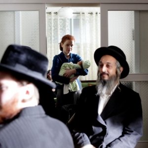 Fill the Void: Hila Feldman in una scena tratta dal film