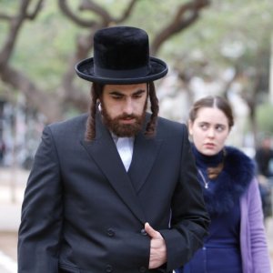 Fill the Void: Yiftach Klein e Hadas Yaron (dietro) in una scena tratta dal film