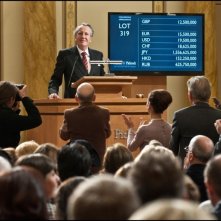 Geoffrey Rush in un'affollata scena de La migliore offerta di Giuseppe Tornatore