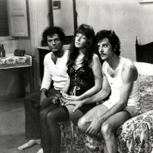 Monica Vitti con Giancarlo Giannini e Marcello Mastroianni in 'Dramma della gelosia'