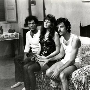 Monica Vitti con Giancarlo Giannini e Marcello Mastroianni in 'Dramma della gelosia'