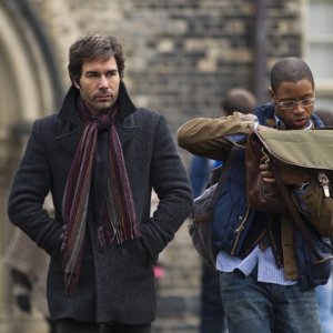 Perception: Eric McCormack e Arjay Smith in una scena dell'episodio Cipher