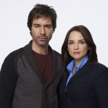 Perception Eric Mccormack E Rachael Leigh Cook In Una Foto Promozionale Della Serie 247378