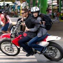 The Bourne Legacy: Jeremy Renner e Rachel Weisz in moto in una scena d'azione del film