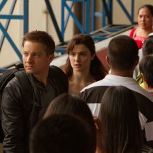 The Bourne Legacy: Jeremy Renner e Rachel Weisz tra la folla in una concitata scena del film