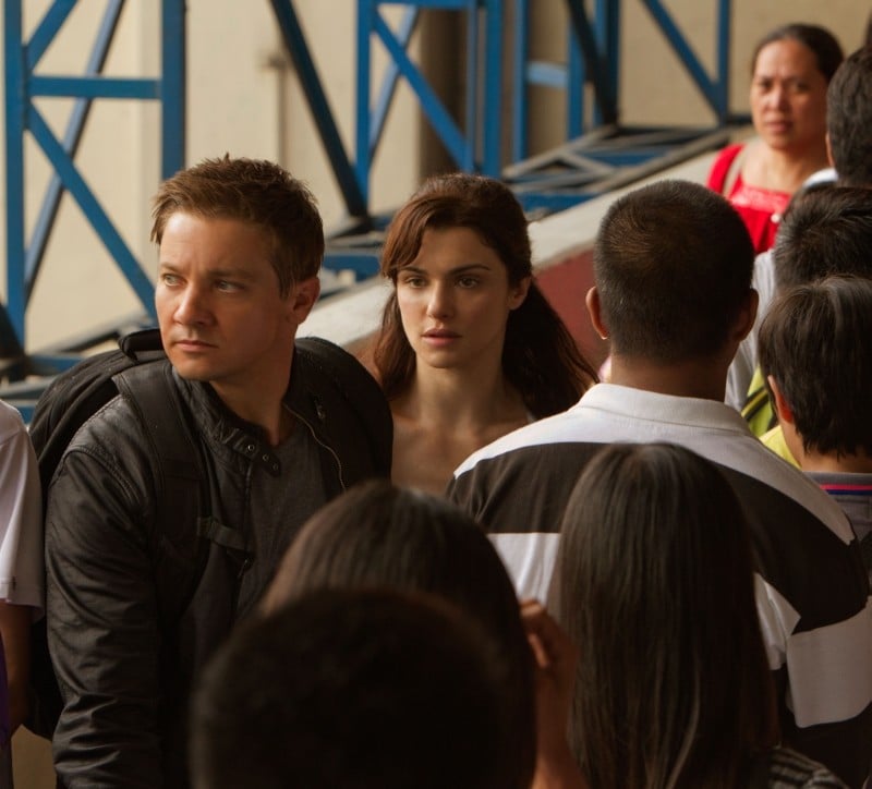 The Bourne Legacy: Jeremy Renner e Rachel Weisz tra la folla in una concitata scena del film