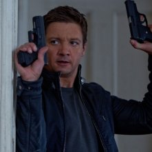 The Bourne Legacy: Jeremy Renner in azione in una scena del film