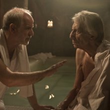 Toni Servillo insieme a Roberto Herlitzka in un'immagine di Bella addormentata