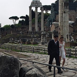 Un giorno speciale: Giulia Valentini e Filippo Scicchitano a passeggio tra le rovine dei Fori Imperiali di Roma