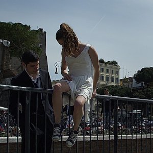 Un giorno speciale: Giulia Valentini e Filippo Scicchitano entrano di soppiatto nell'area dei Fori Imperiali di Roma