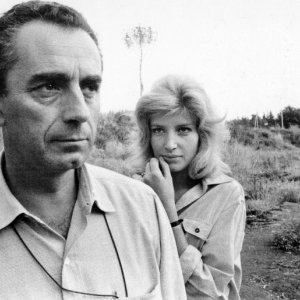 Una bella foto di Michelangelo Antonioni e Monica Vitti sul set