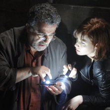 Warehouse 13: Saul Rubinek ed Allison Scagliotti nell'episodio A New Hope