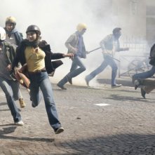 Après Mai: Lola Créton durante una rivolta di piazza in una scena del film