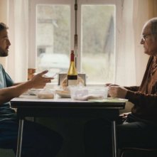 Mobile Home: Guillaume Gouix in una scena del film con Jean-Paul Bonnaire