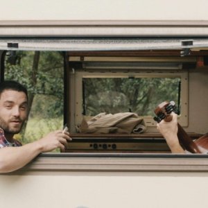 Mobile Home: i protagonisti Arthur Dupont e Guillaume Gouix in una scena del film