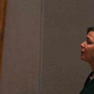 Museum Hours: Mary Margaret O'Hara in visita al museo osserva un'opera