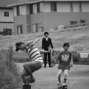 Playback: Jun Murakami in una scena del film osserva degli skaters