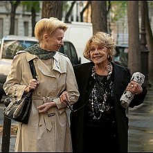 Une Estonienne à Paris: Laine Mägi in una scena del film a passeggio con Jeanne Moreau