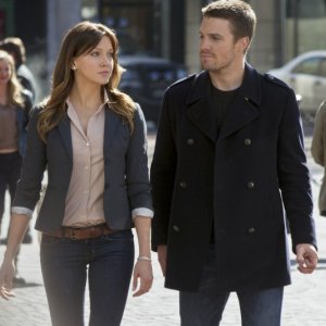 Arrow: Katie Cassidy e Stephen Amell nel pilot della serie CW