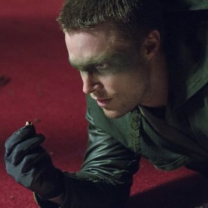Arrow: Stephen Amell in un momento del pilot della serie CW