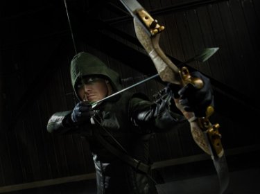 Arrow: Stephen Amell in una delle prime foto della serie