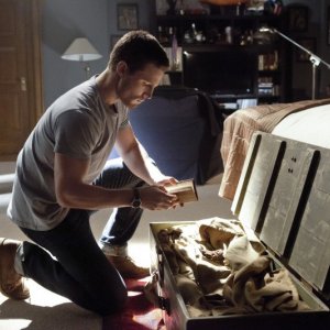 Arrow: Stephen Amell in una scena del pilot della serie CW