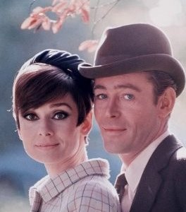 Peter O'Toole con Audrey Hepburn in una foto di 'Come rubare un milione di dollari e vivere felici'