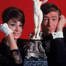 Peter O'Toole con Audrey Hepburn in una foto promo di 'Come rubare un milione di dollari e vivere felici'