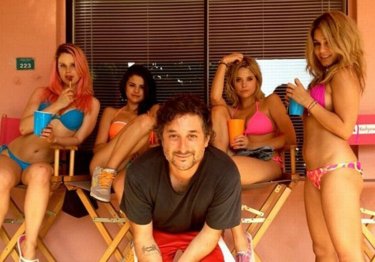 Spring Breakers: il regista Harmony Korine sul set con Rachel Korine, Ashley Benson, Vanessa Hudgens e Selena Gomez