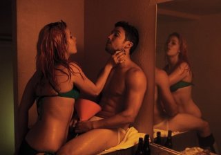 Spring Breakers: Josh Randall in una scena del film con una delle giovani protagoniste