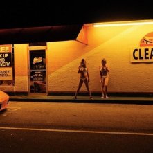 Spring Breakers: una scena notturna del film