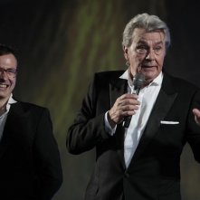 Alain Delon acherza col direttore artistico di Locarno Olivier Pere