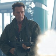 I mercenari 2: Arnold Schwarzenegger in una scena d'azione del film