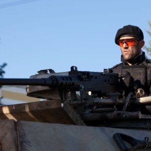 I mercenari 2 : Jason Statham nei panni di Lee Christmas a bordo di un carro armato in una scena del film